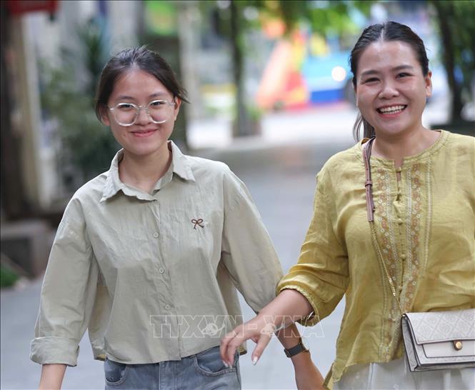 Người thân động viên thí sinh vững tin, làm tốt bài thi. Ảnh: Thanh Tùng - TTXVN